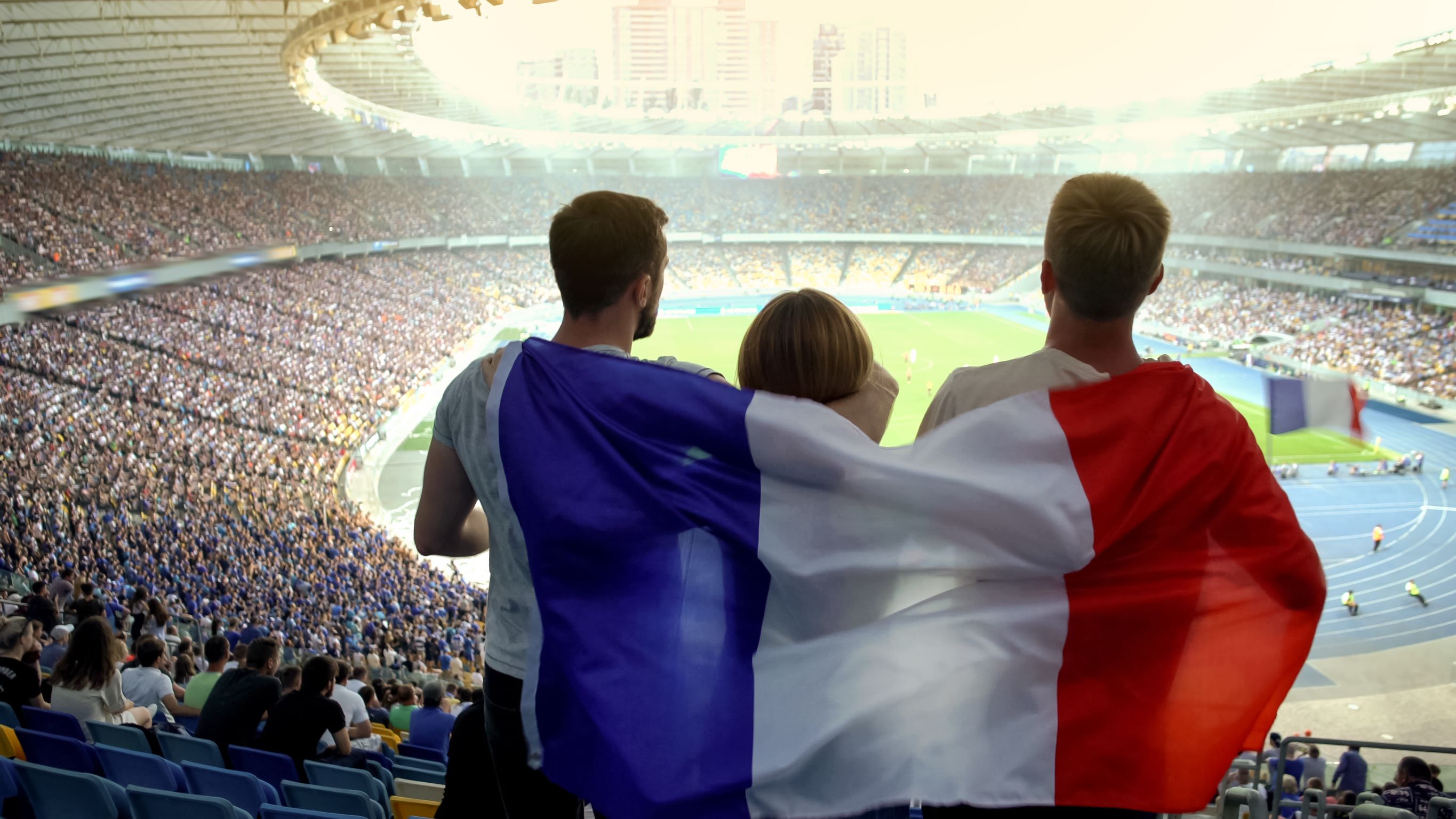Fans im Fußballstadion französische Flagge