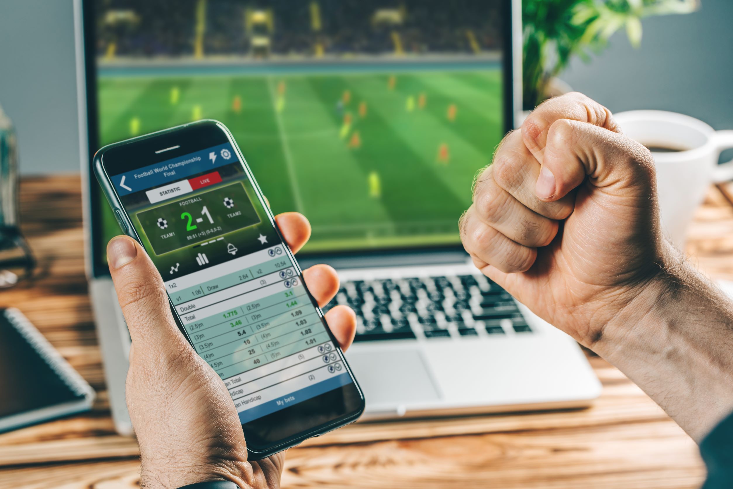Online-Sportwetten Smartphone Laptop Quoten Faust
