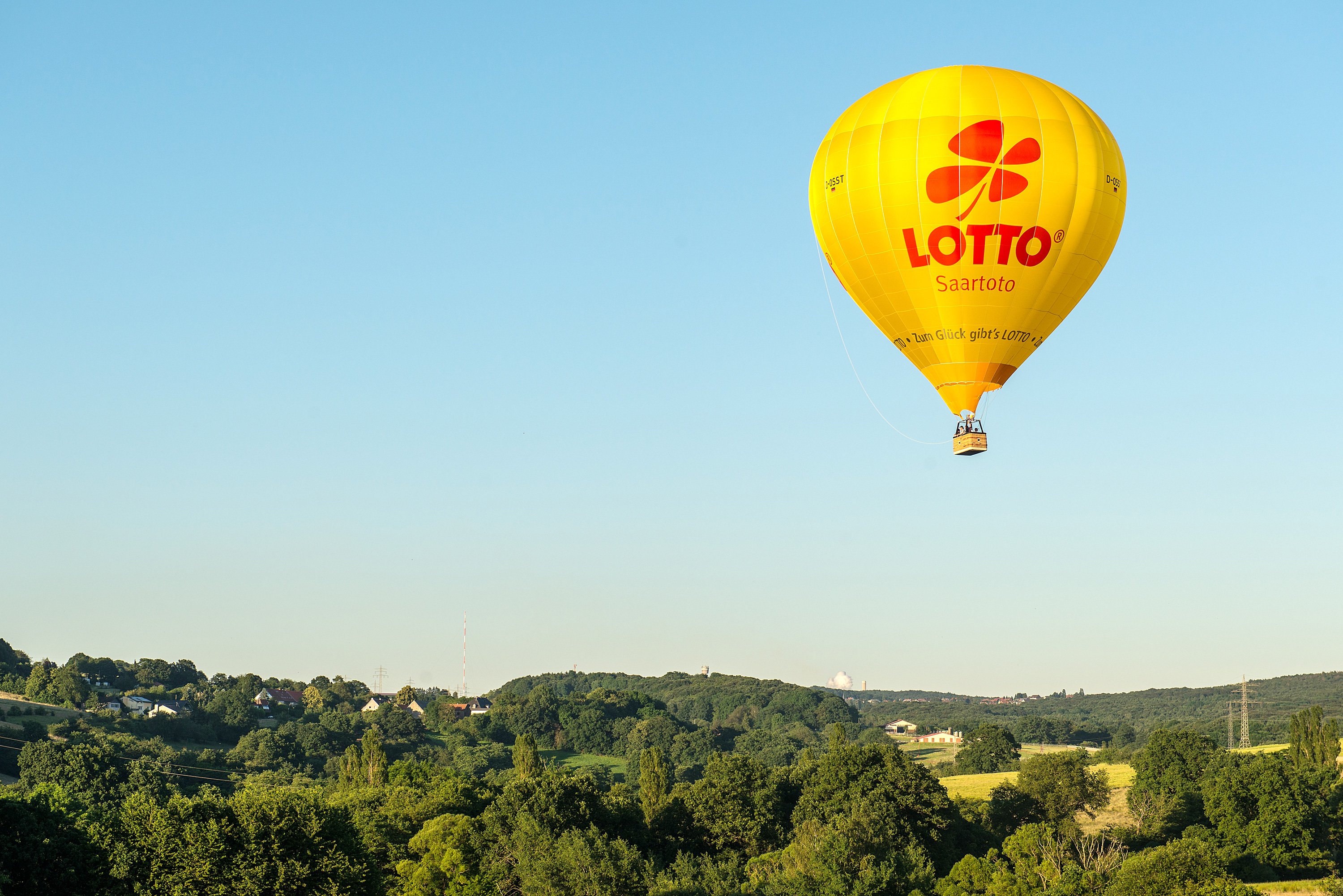 Heißluftballon von Saartoto vor blauem Himmel