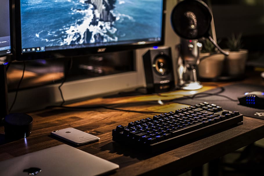 PC Bildschirm mit Videogame Keyboard Schreibtisch