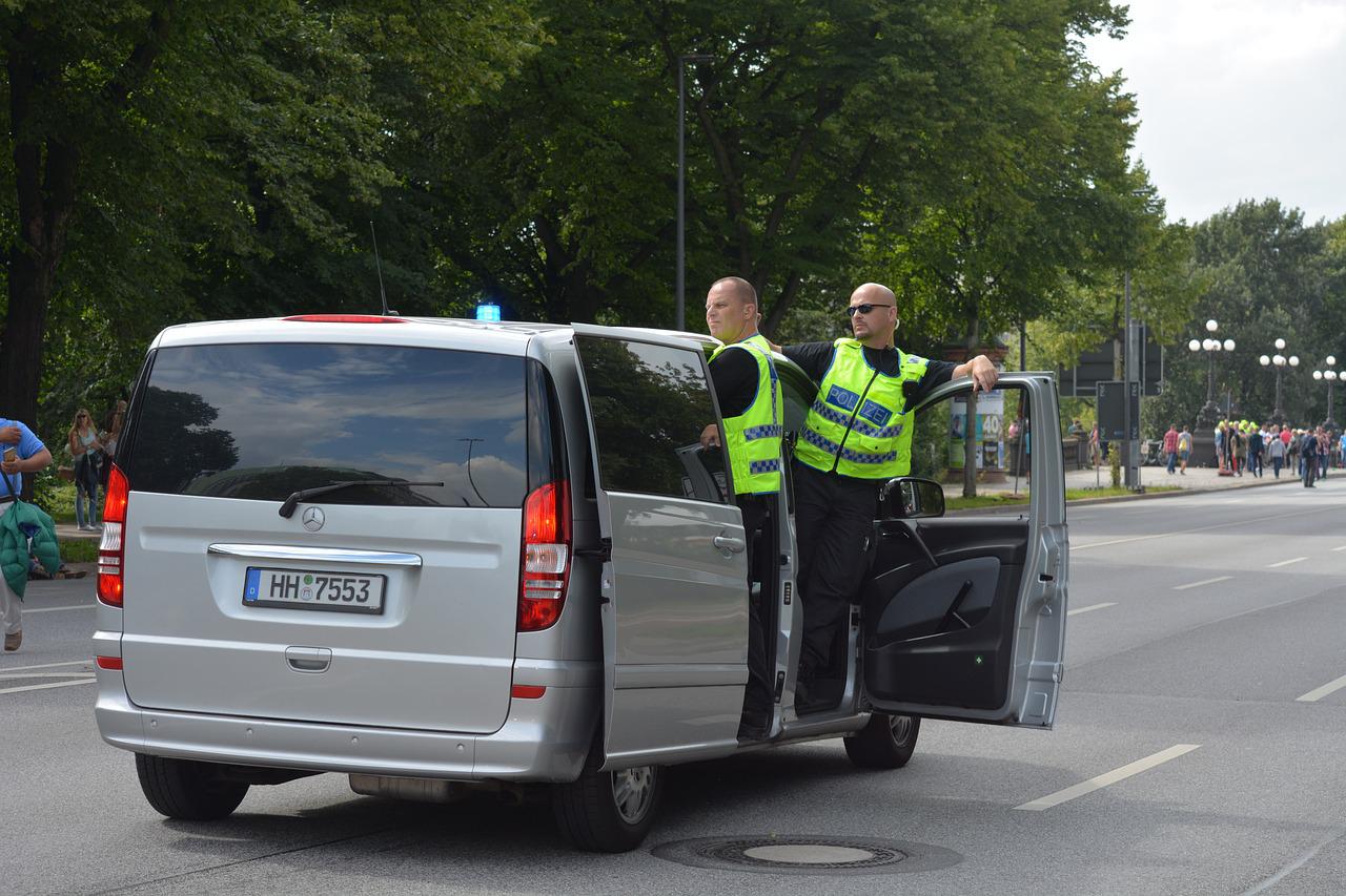 Hamburger Polizei in Warnwesten und mit Van