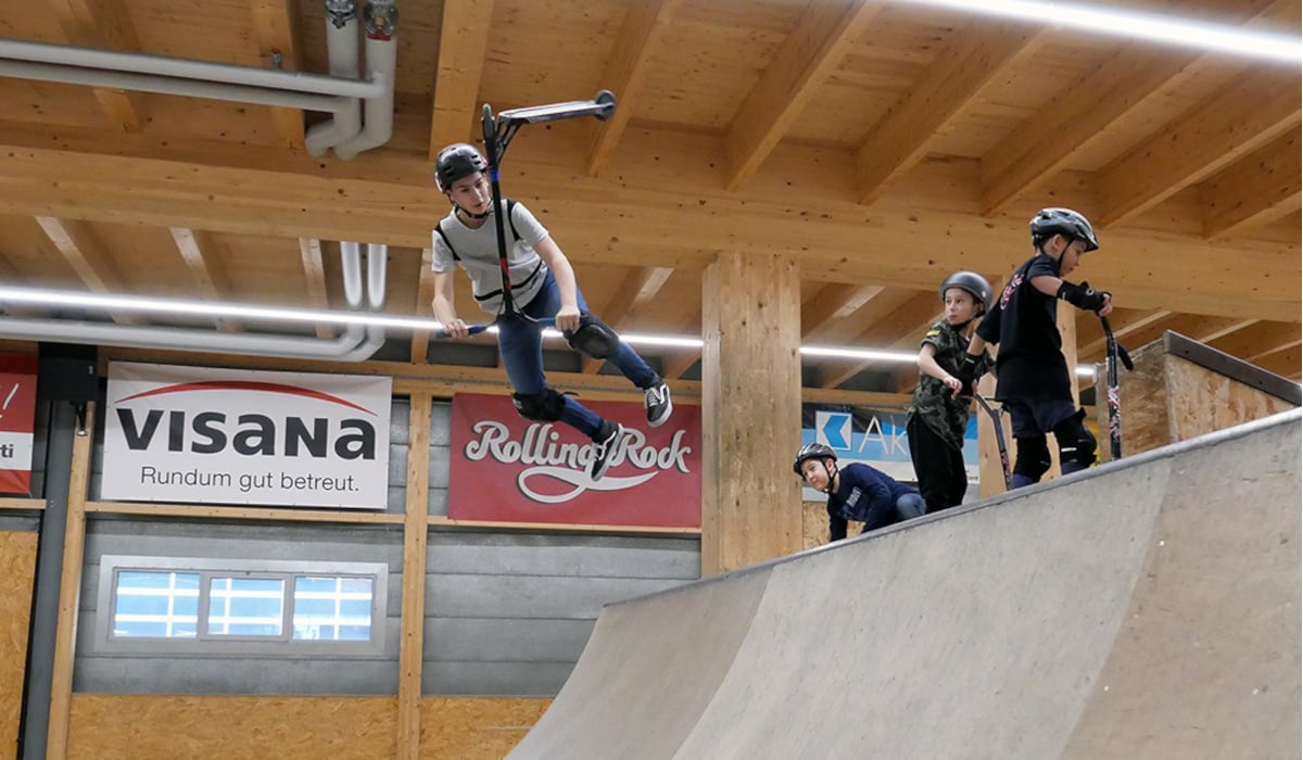 Kinder in Skate-Halle