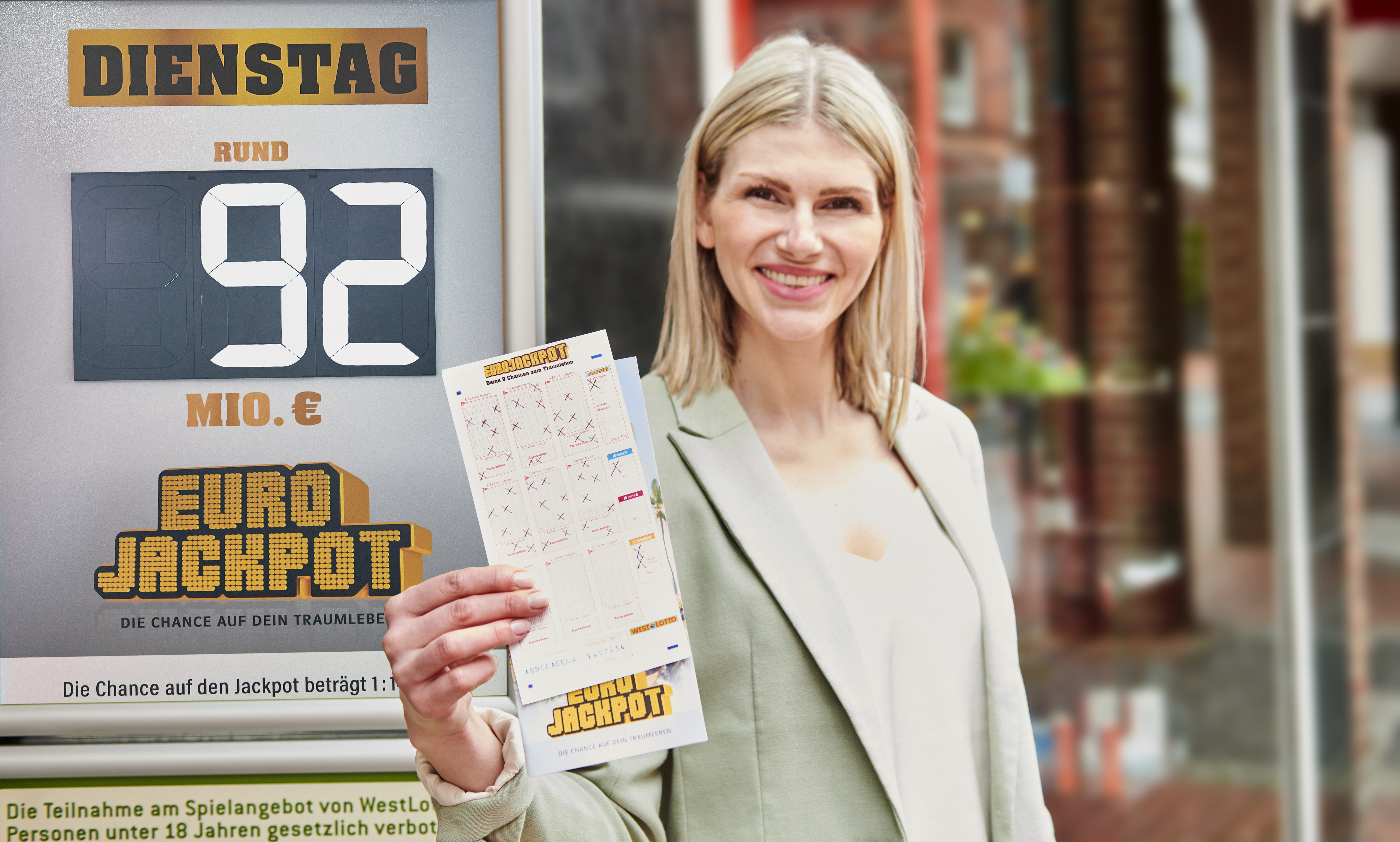 Frau mit Lottoscheinen, Eurojackpot