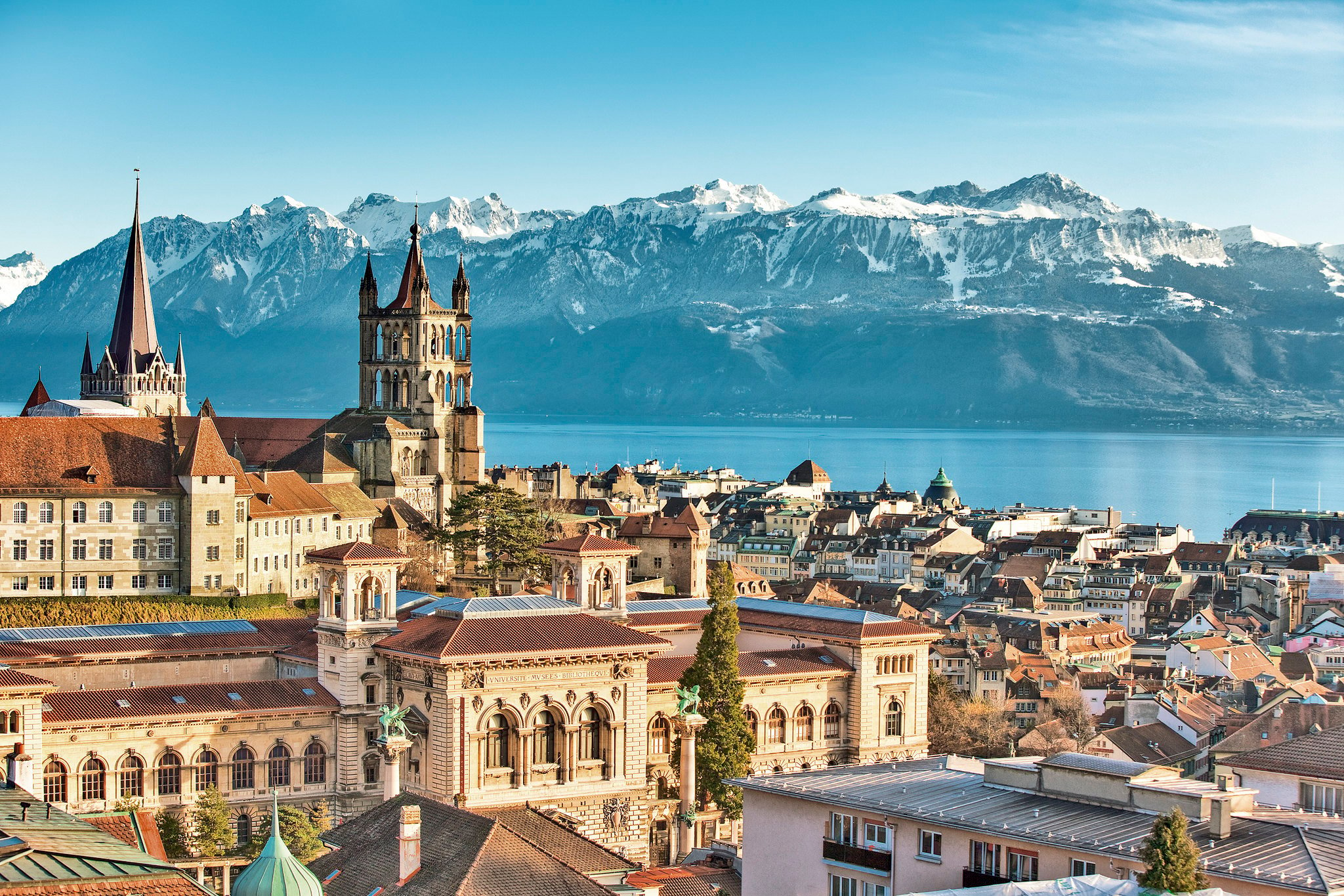 Stadt Lausanne Gebäude am Genfer See Berge mit Schnee