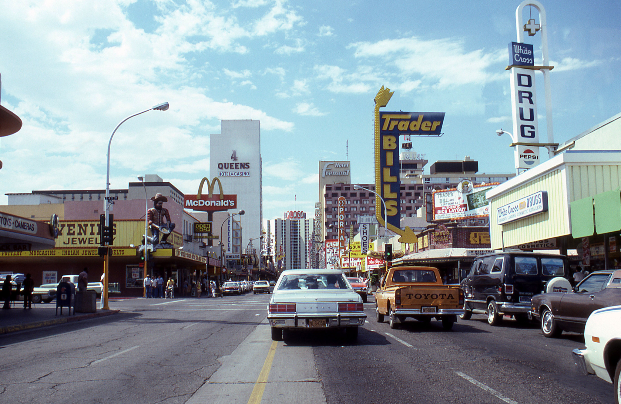 Fremont Street, Straße, Gebäude, Autos