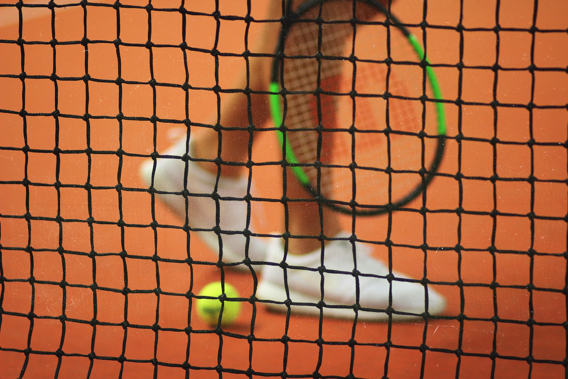 Tennisspieler hinter Netz