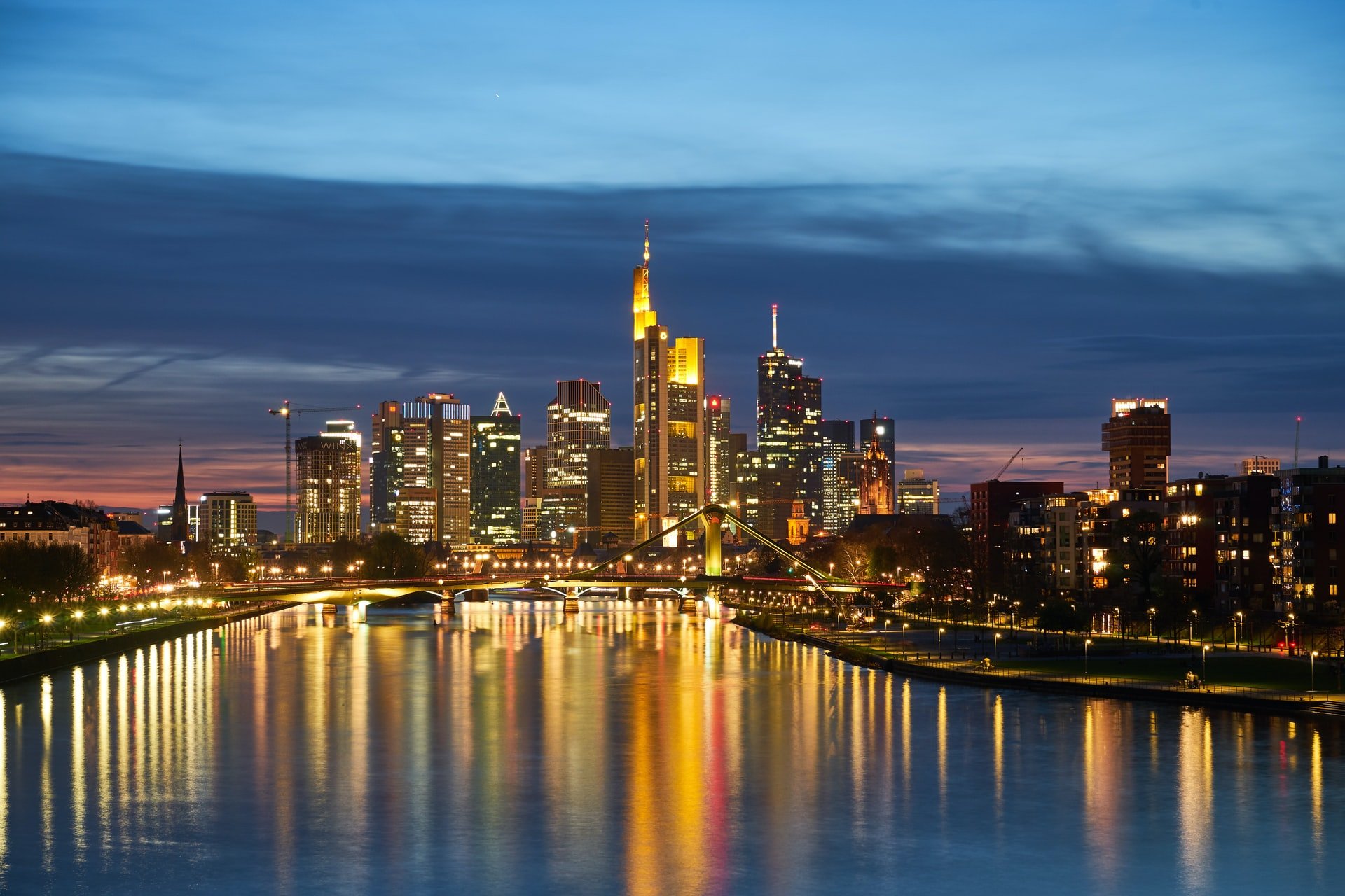 Blick auf Skyline Frankfurt Dämmerung