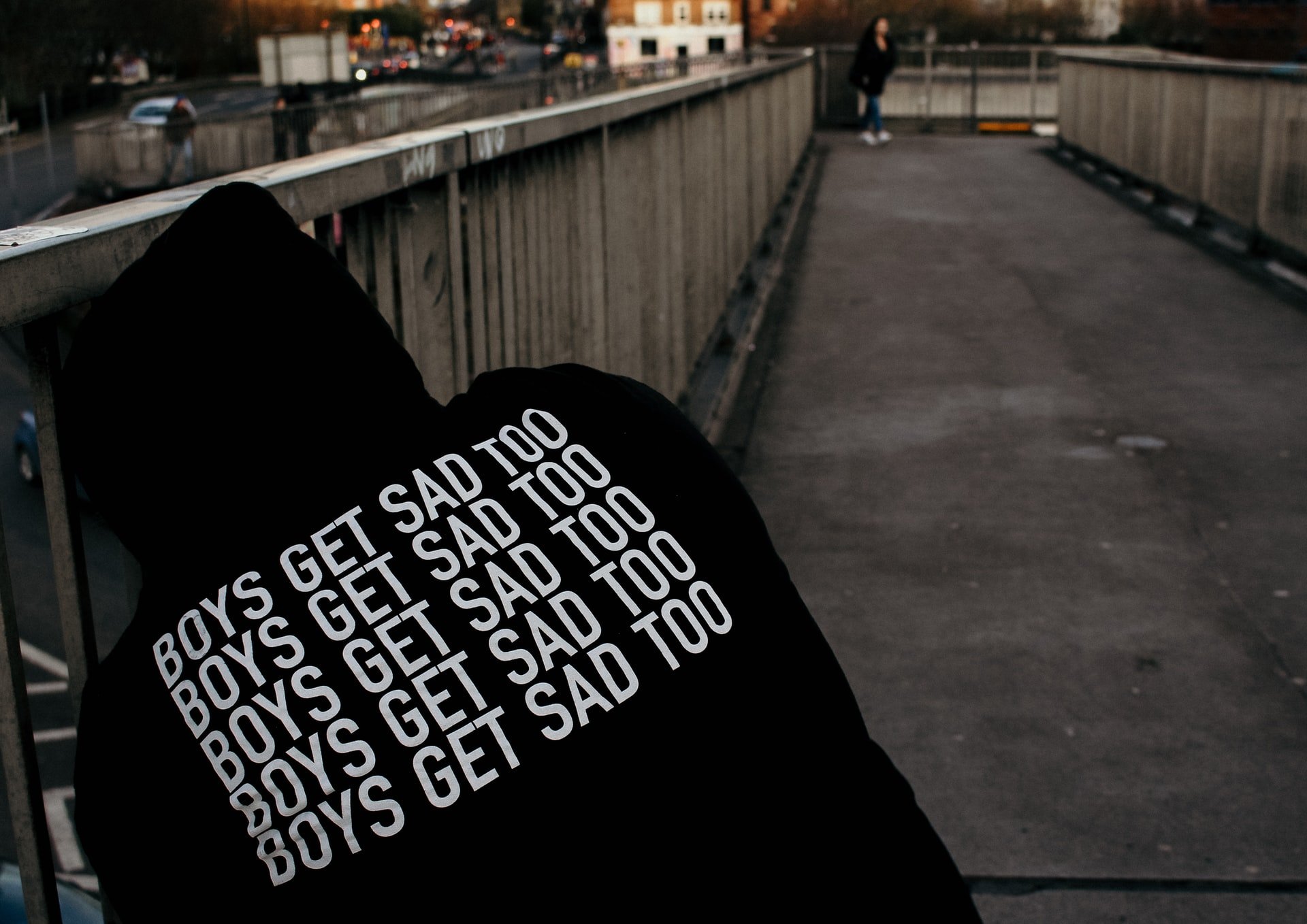 Mann in Hoodie Boys get sad too