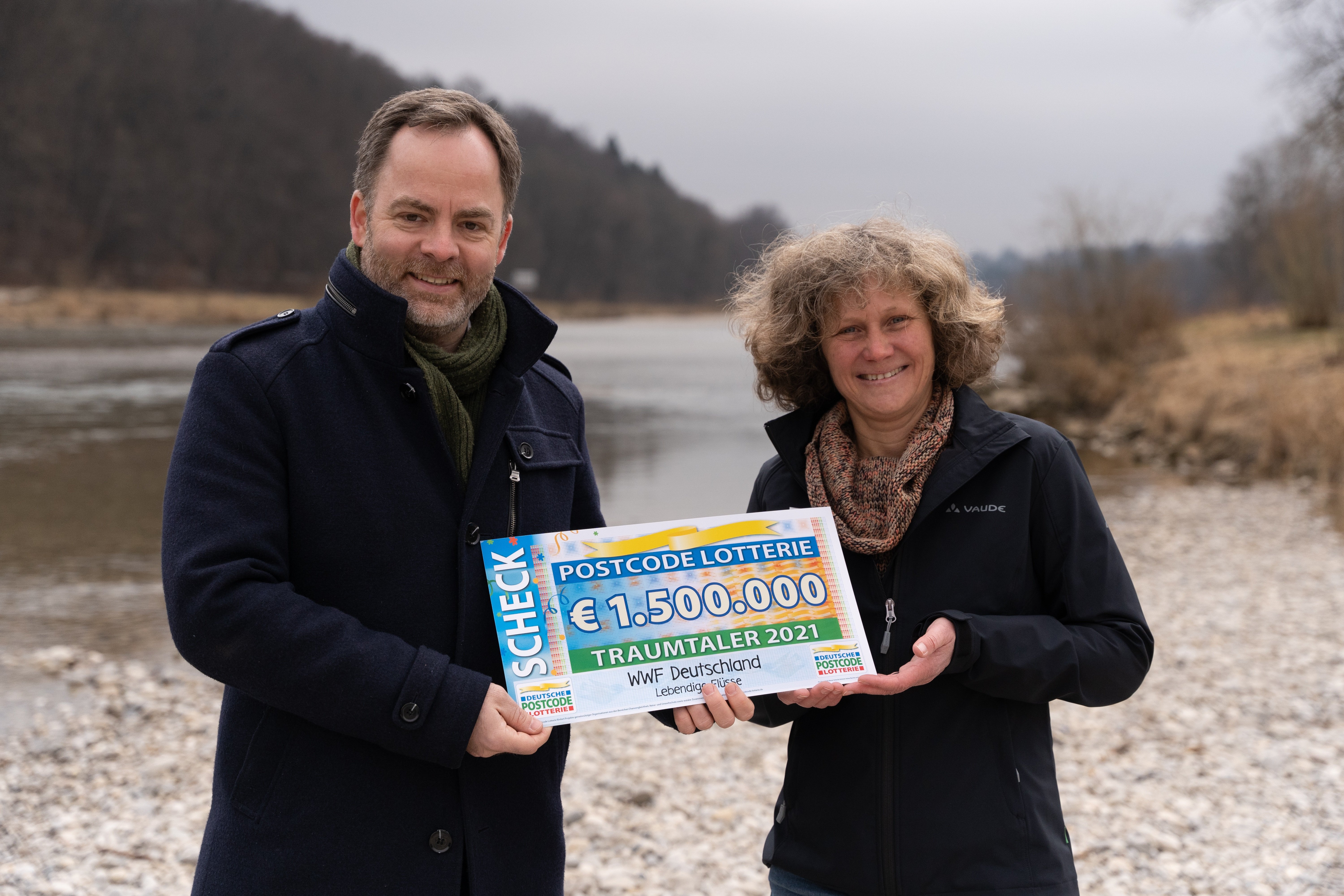 Dr. Christan Hof von der Deutschen Postcode Lotterie und Sigrun Lange, WWF Deutschland