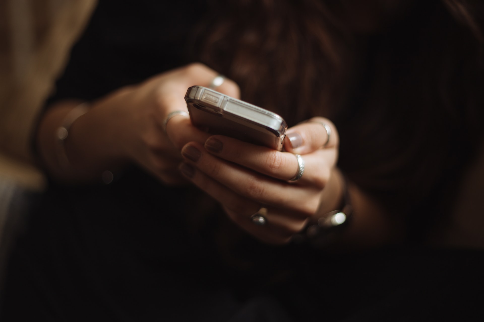  Frau hält Handy in der Hand