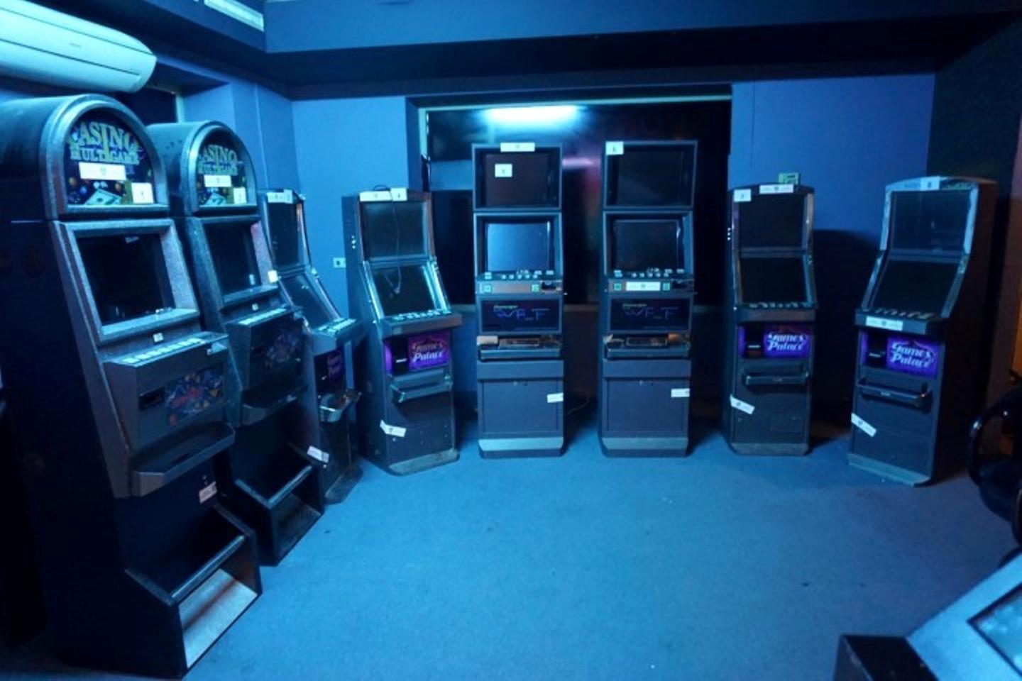 Spielautomaten in Hinterzimmer in blauem Licht