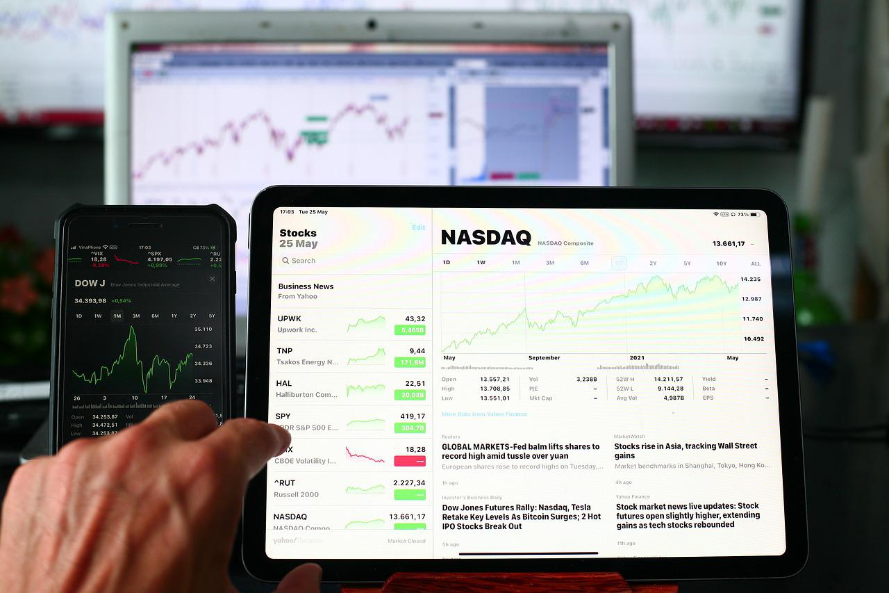 Tablet, Smartphone, Monitor, Börsen-Charts