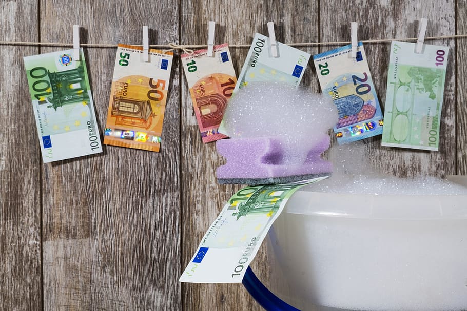Banknoten Euro Geldscheine an der Wäscheleine Schwamm mit Seife Geldwäsche