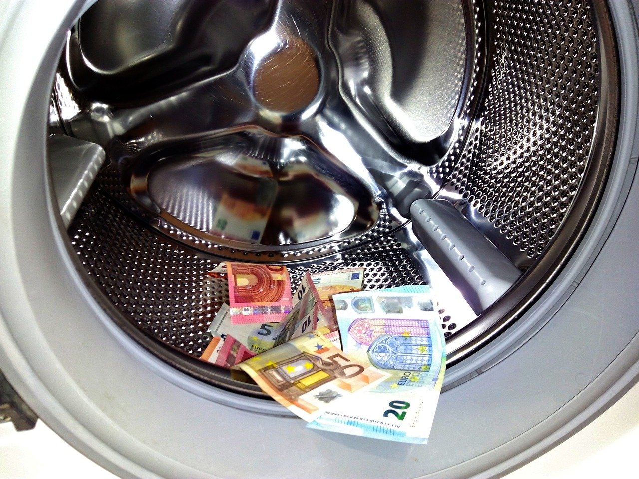 Geldscheine in der Waschmaschine, Geldwäsche