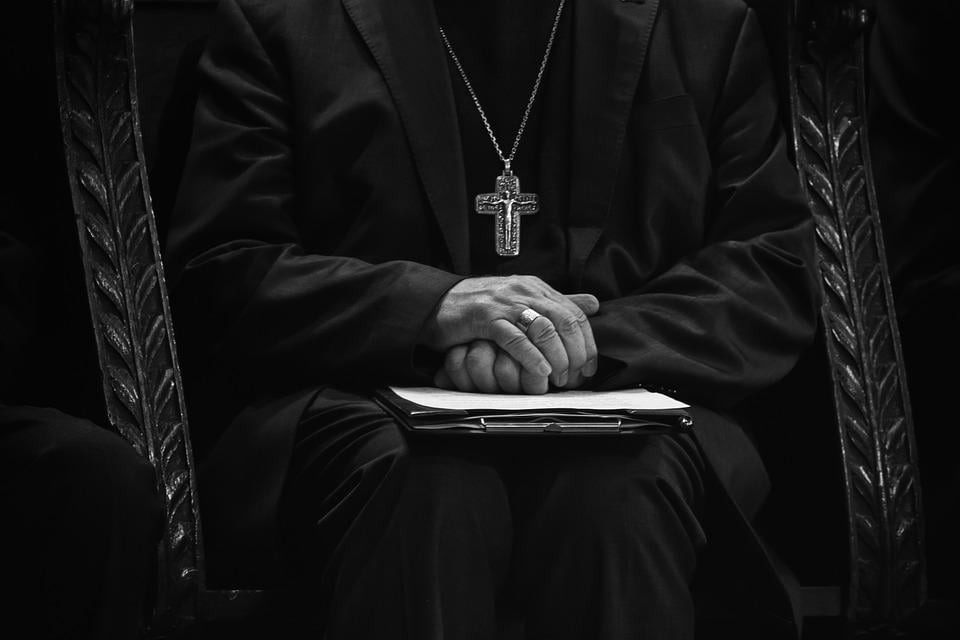 Prarrer mit Jesus Kreuz Kette Schwarz-Weiß-Bild