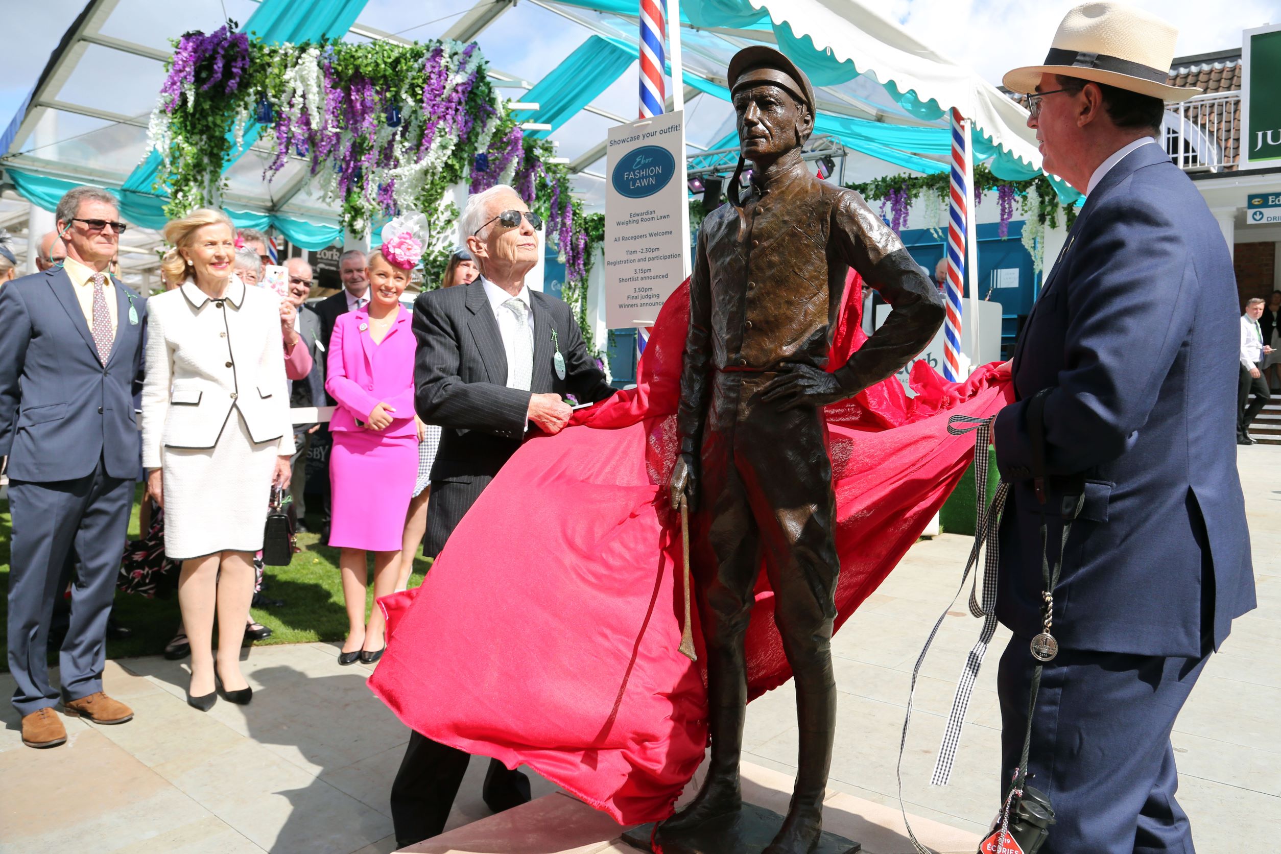 Lester Piggott und eine Bronze-Statue von ihm