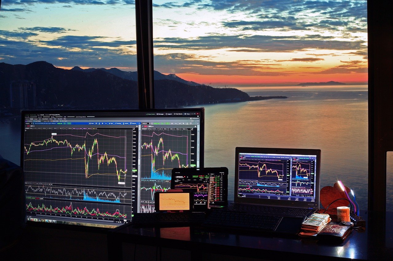Börsen-Charts, Monitore, Fenster, Himmel