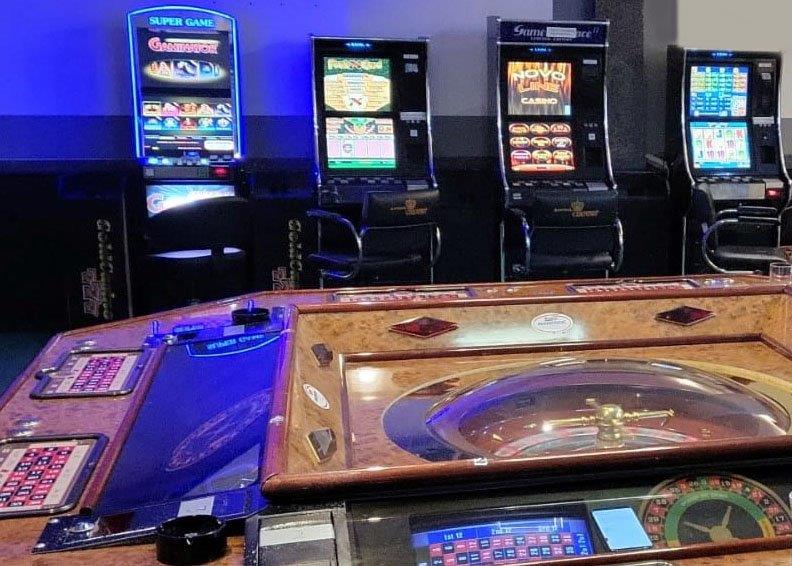 Digitaler Roulettetisch und Glücksspielautomaten