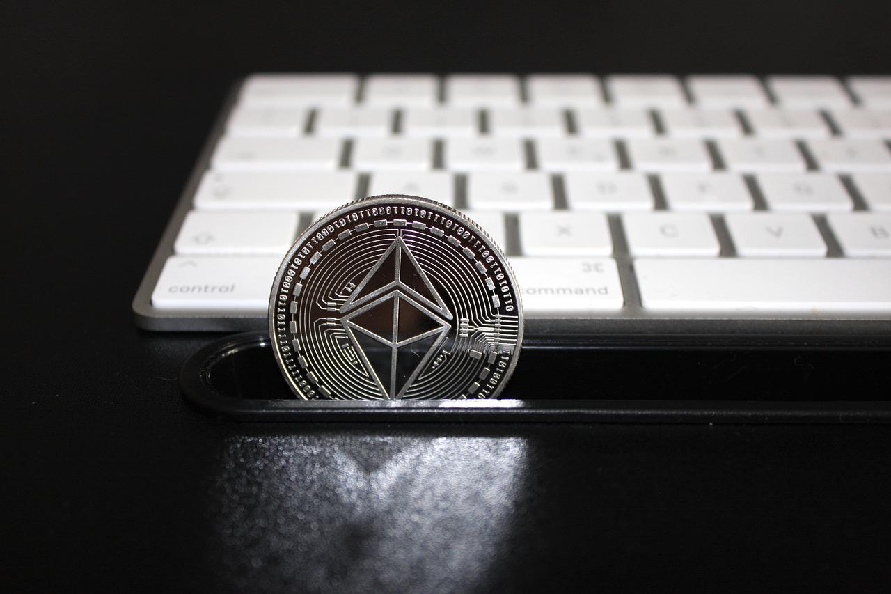 Ethereum Coin vor Tastatur