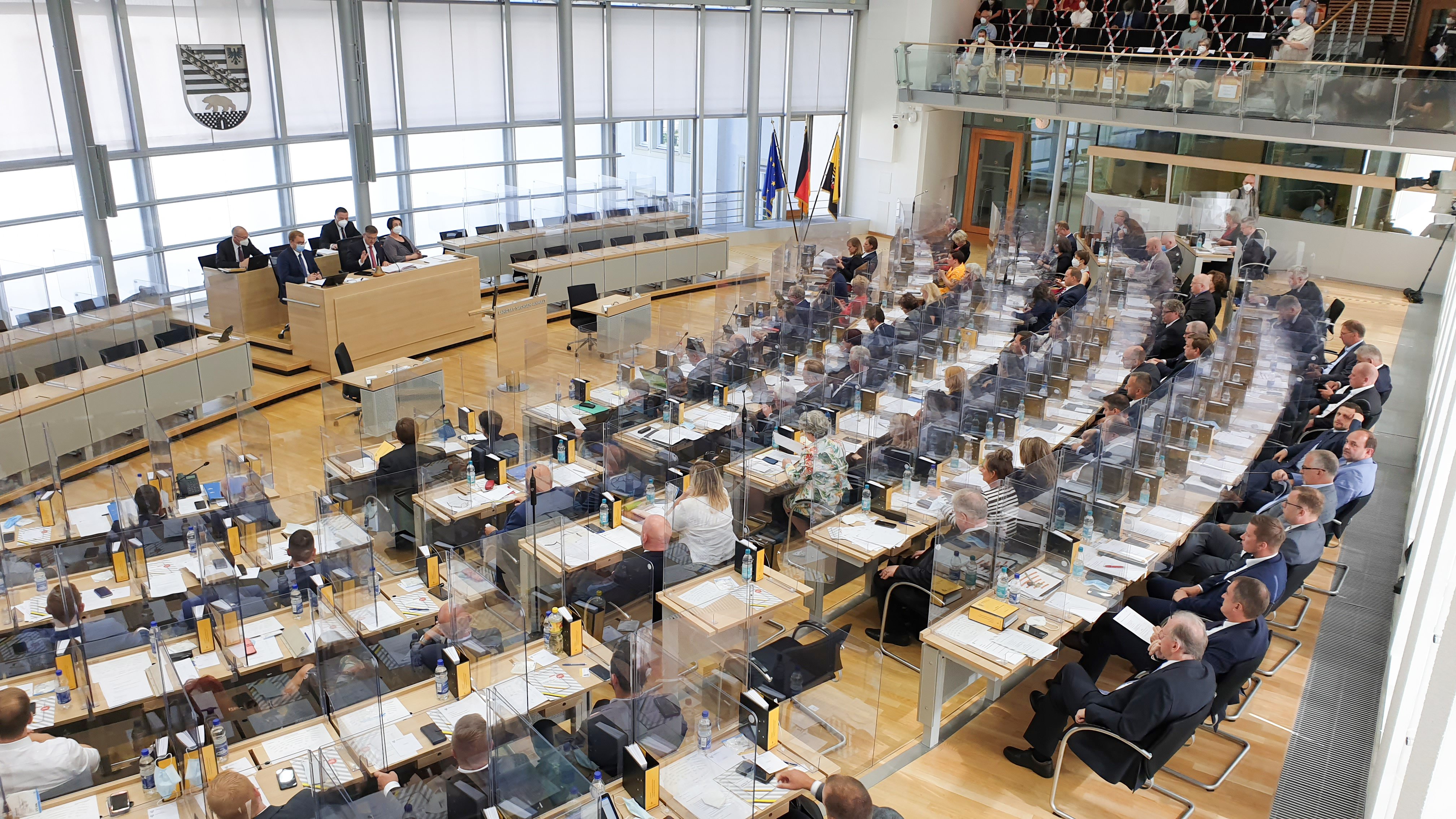Landtag Sachsen-Anhalt Plenarsaal mit Abgeordneten