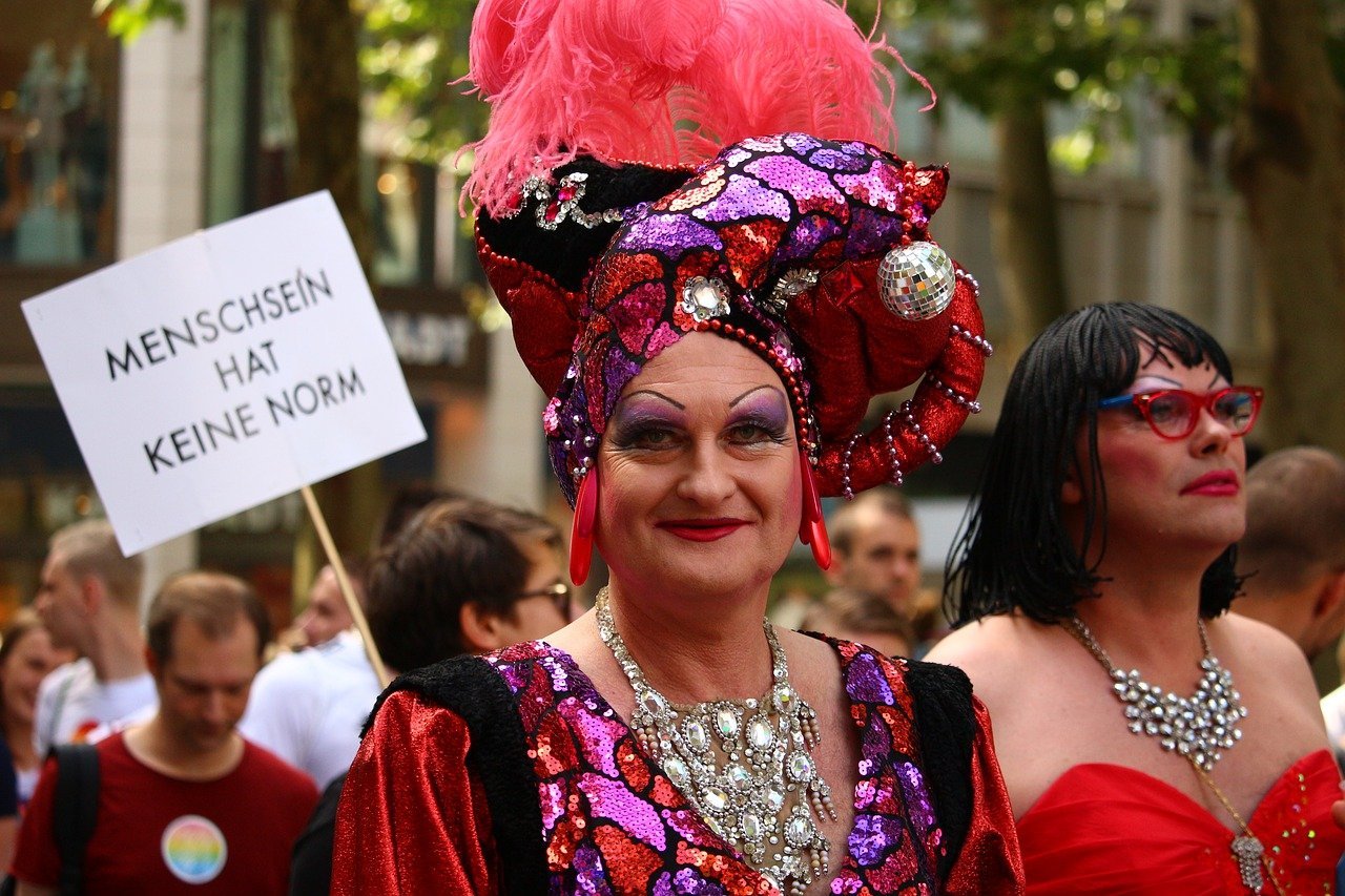 Männer in Frauenkleidern