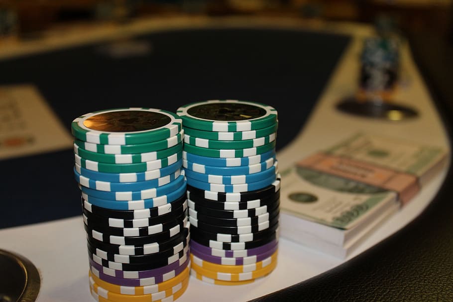 Poker Chips auf dem Rand vom Pokertisch Geldscheinbündel