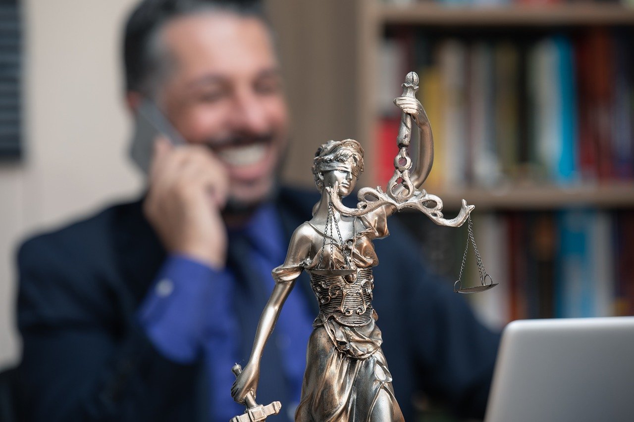 Justitia, Mann am Telefon