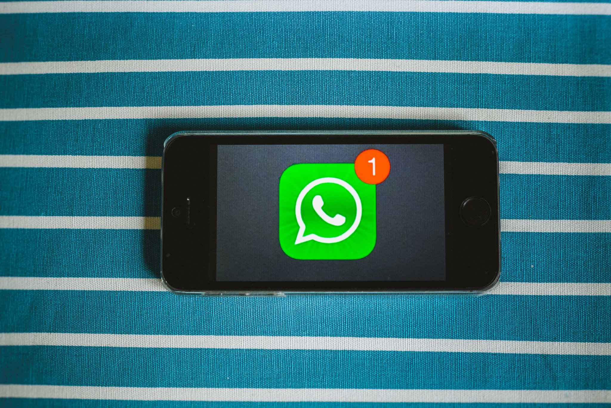 Handy mit WhatsApp Icon