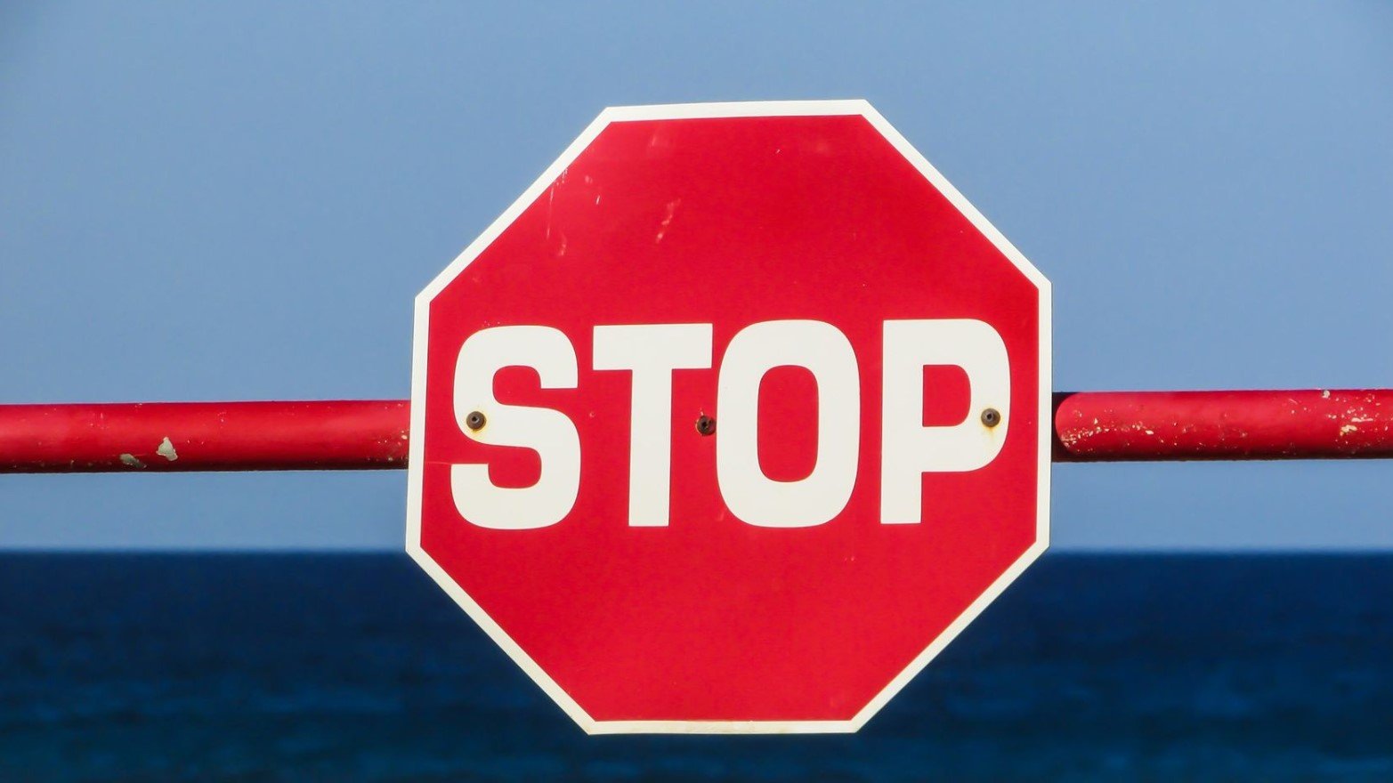 Stoppschild vorm Meer