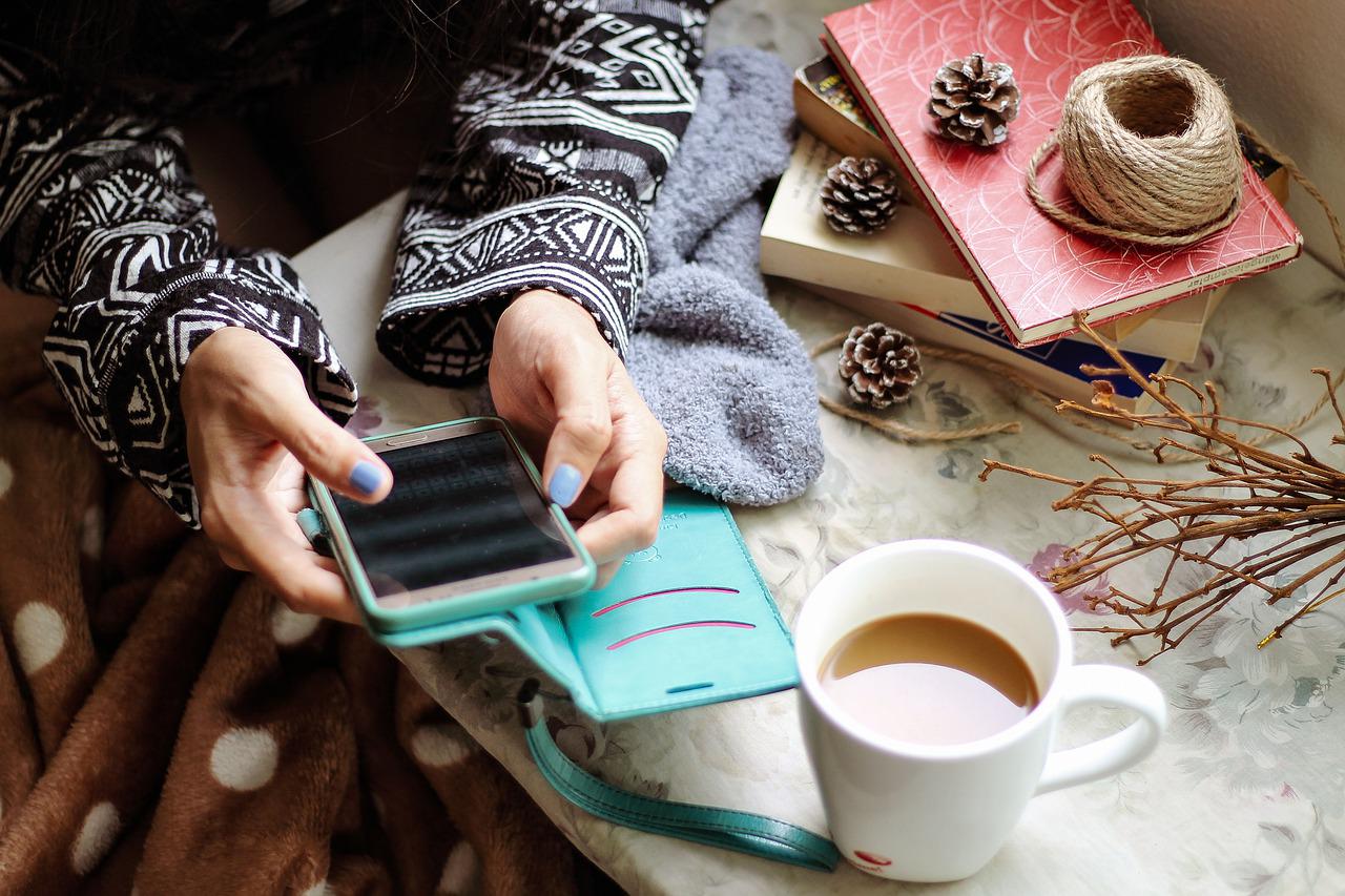 Frau, Smartphone, Kaffee, Bücher