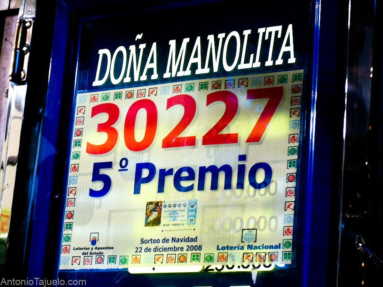 Loteri Krismas Sepanyol: Pelancong membentuk barisan panjang di hadapan “Doña Manolita”