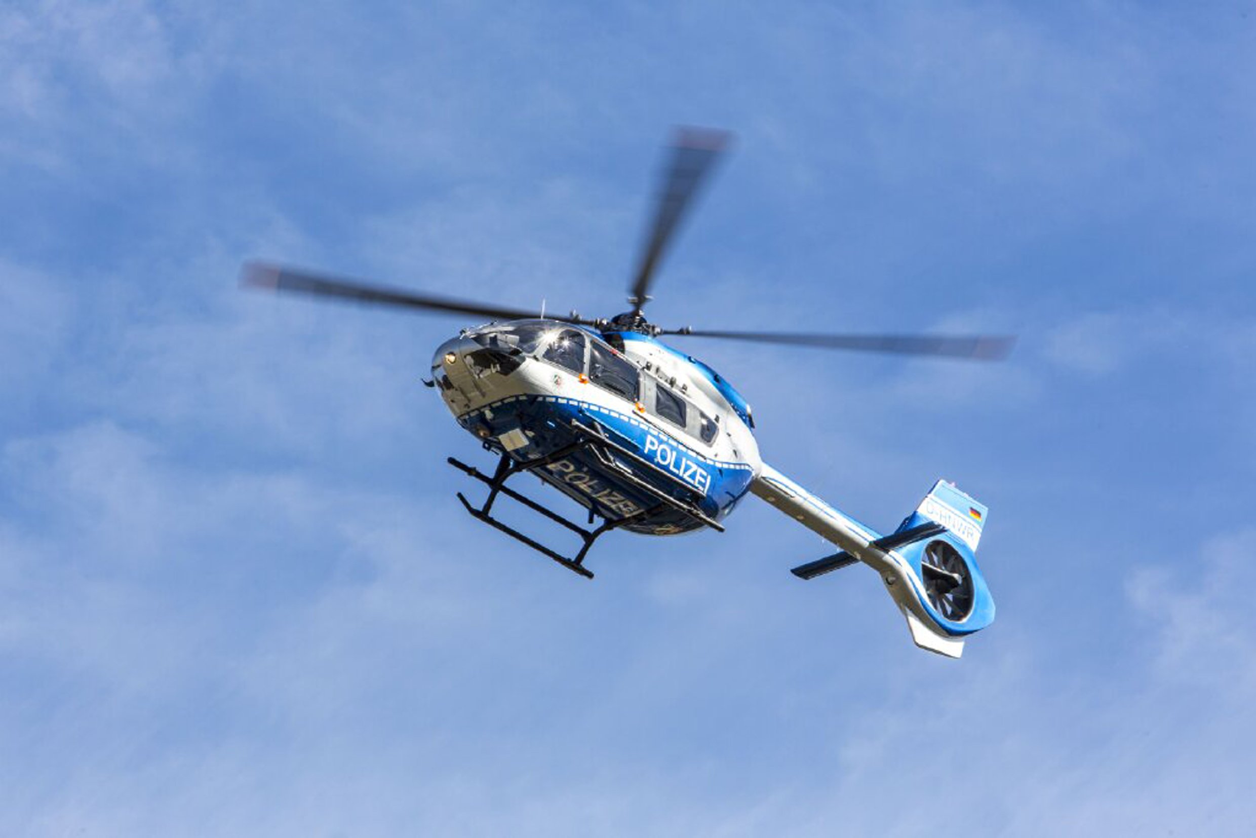 Fliegender Polizeihubschrauber