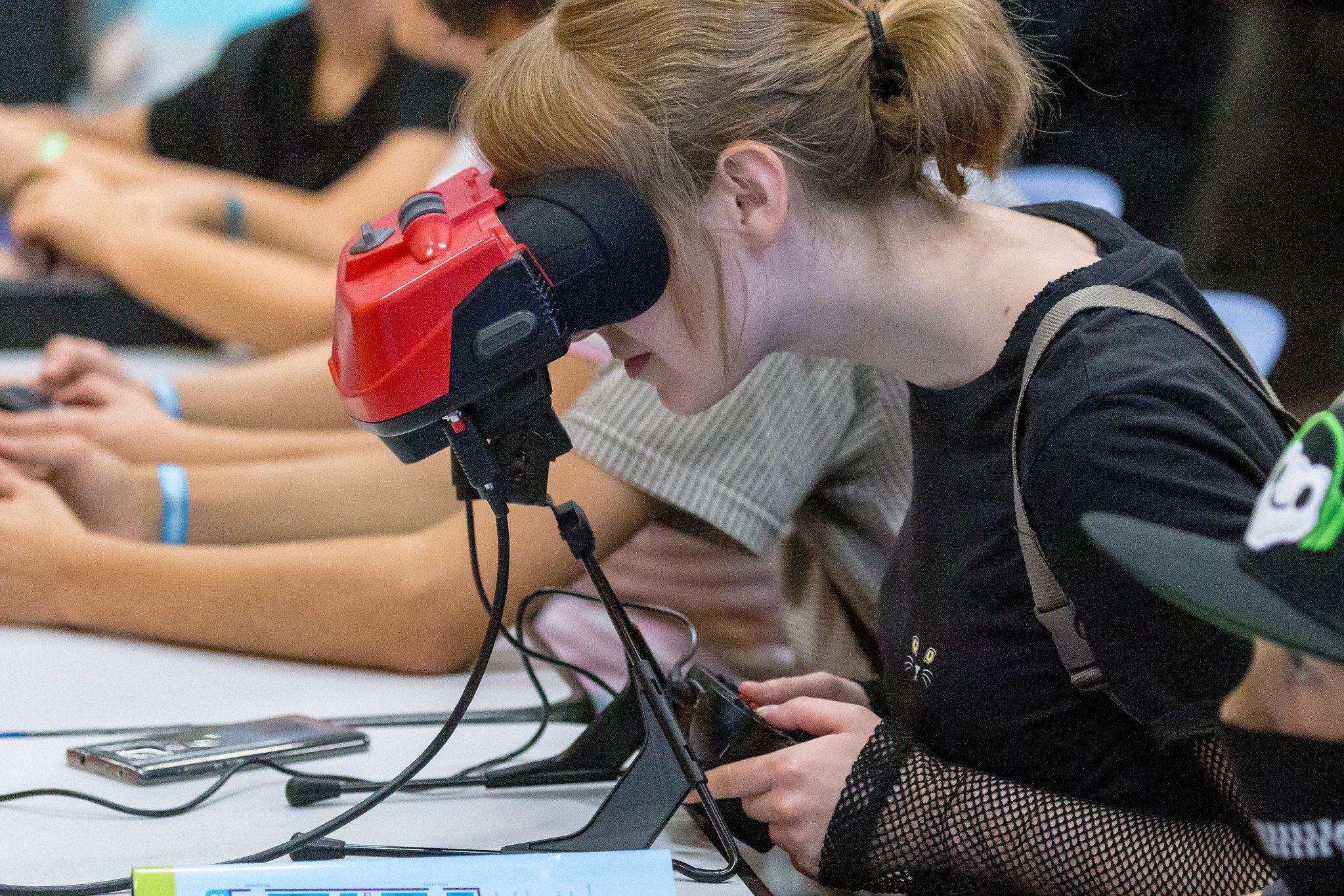 Frau mit VR-Brille