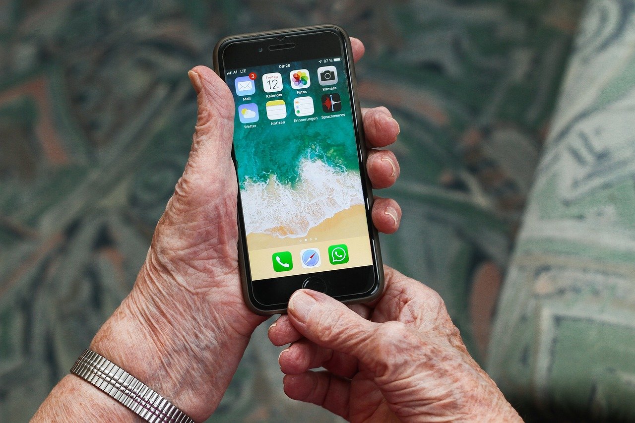 Hände einer Seniorin mit Smartphone